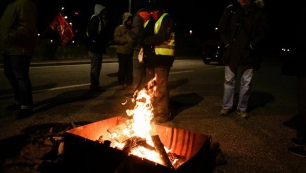 da riscattopisa.it Mentre si attrezzavano a trascorrere anche la notte in presidio permanente davanti al magazzino Piaggio di Pontedera gli operai DNA e CEVA in sciopero sono stati raggiunti nel tardo pomeriggio da una comunicazione aziendale: ‘le quattro lettere di licenziamento trasmesse venerdì sono state ritirate‘. Gli operai in lotta si trovavano davanti ai cancelli del magazzino dalle quattro e mezzo del mattino per impedire il transito merci e picchettare lo sciopero contro il licenziamento, tramite legge Fornero, di quattro lavoratori nella giornata di venerdì. La rigidità conflittuale ha subito portato i propri frutti, estendendo rapidamente la solidarietà alla […]