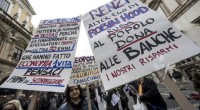 Redazione di Operai Contro, a Roma si è svolta una manifestazione di piccoli risparmiatori derubati da Renzi e Padoan Renzi e Padoan hanno salvato le banche derubando i piccoli risparmiatori Nessun giornale o TV ha il coraggio di dire che Renzi e Padoan dovrebbero essere in galera con i loro amici banchieri Un piccolo risparmiatore truffato Cronaca Ansa Cartelli ironici e arrabbiati con il governo, Bankitalia e Consob. Ma anche tanti capannelli preoccupati sulla sorte dei propri risparmi scomparsi in una notte. Oltre un centinaio di risparmiatori, rimasti intrappolati dal fallimento delle quattro banche – Etruria, Marche, CariFerrara e […]