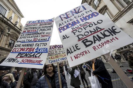 Redazione di Operai Contro, a Roma si è svolta una manifestazione di piccoli risparmiatori derubati da Renzi e Padoan Renzi e Padoan hanno salvato le banche derubando i piccoli risparmiatori Nessun giornale o TV ha il coraggio di dire che Renzi e Padoan dovrebbero essere in galera con i loro amici banchieri Un piccolo risparmiatore truffato Cronaca Ansa Cartelli ironici e arrabbiati con il governo, Bankitalia e Consob. Ma anche tanti capannelli preoccupati sulla sorte dei propri risparmi scomparsi in una notte. Oltre un centinaio di risparmiatori, rimasti intrappolati dal fallimento delle quattro banche – Etruria, Marche, CariFerrara e […]