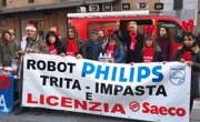 dal Corriere BOLOGNA – La Philips aggira il blocco dei tir messo in atto da operai e sindacati nello stabilimento Saeco di Gaggio Montano, in provincia di Bologna, dove è in corso da 48 giorni un presidio per protestare contro i 243 licenziamenti annunciati dall’azienda. E lo fa chiedendo ai fornitori di dirottare in Romania la spedizione dei componenti. In una nota, l’azienda fa infatti sapere di essere stata costretta «ad attivare le procedure per chiedere ai propri fornitori di indirizzare temporaneamente i componenti necessari alla produzione delle macchine automatiche della serie Intelia presso la fabbrica rumena di Orastie», […]