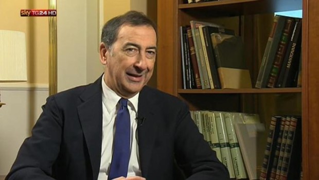 Redazione di O.C. La corsa alla poltrona di sindaco di Milano sta scatenando la sfida tra le varie fazioni della borghesia milanese per la formazione del nuovo comitato di gestione, che servirà ad amministrare direttamente i loro interessi. Quello che stanno mettendo in campo tutte le forze politiche in corsa, senza nessuna eccezione, è la nuova formula della partecipazione diretta. Utilizzando la formula democratica delle primarie, una metodologia sperimentata da parecchio tempo, cercano di imprimere nella testa degli elettori che con questo strumento sceglieranno il candidato a loro più congeniale in base alle loro effettive necessità. Hanno introdotto un […]