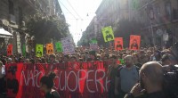 Redazione di Operai Contro, abbiamo bloccato il traffico per oltre un ora, lungo il corso Umberto, nel cuore del centro storico di Napoli. I telegiornali non hanno mandato nessun servizio, non si sono degnati neanche di dare la notizia. Più sono grandi le testate giornalistiche e più sono servi del potere, che deve tacitare le proteste, per non rischiare che, dei rigagnoli diventino un fiume in piena. Con noi disoccupati c’erano anche lavoratori di vari settori, che solidarizzano con la nostra protesta contro le condizioni di precariato e la disoccupazione. Chiediamo che l’impegno da parte delle istituzioni sia concreto […]