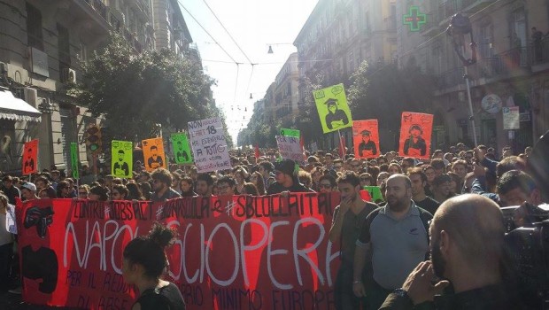 Redazione di Operai Contro, abbiamo bloccato il traffico per oltre un ora, lungo il corso Umberto, nel cuore del centro storico di Napoli. I telegiornali non hanno mandato nessun servizio, non si sono degnati neanche di dare la notizia. Più sono grandi le testate giornalistiche e più sono servi del potere, che deve tacitare le proteste, per non rischiare che, dei rigagnoli diventino un fiume in piena. Con noi disoccupati c’erano anche lavoratori di vari settori, che solidarizzano con la nostra protesta contro le condizioni di precariato e la disoccupazione. Chiediamo che l’impegno da parte delle istituzioni sia concreto […]