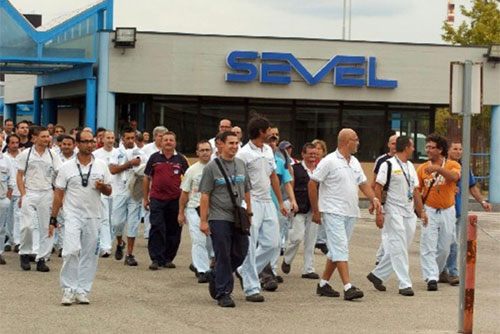 Ieri, venerdì 15 gennaio 2016, nello stabilimento SEVEL di Val di Sangro è avvenuto un piccolo miracolo: un centinaio di operai coraggiosi ha alzato la testa e ha sfidato l’arroganza aziendale aderendo ad un’ora di sciopero indetta dall’USB. E in quell’ora ha dato vita ad un’assemblea in cui si è potuto PARLARE dei loro problemi e di come l’applicazione del sistema ERGO UAS e la politica aziendale della minaccia e del terrore, stiano rendendo loro impossibile vivere in fabbrica. Caro Landini questi sono lavoratori “orfani della Fiom”. Di fronte al taglio dei 10 minuti di pausa, che più di […]