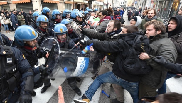 TRIESTE – Scontri tra Polizia e centri sociali a Trieste durante il comizio di Matteo Salvini. I giovani della Casa delle culture hanno fatto irruzione nel momento esatto in cui il leader della Lega ha iniziato a parlare davanti a centinaia di persone. “Fascista, fascista, siamo tutti clandestini”, si sentiva urlare dal corteo. La situazione, fino a quel momento tenuta sotto controllo dagli agenti in tenuta anti-sommossa, è sfuggita improvvisamente di mano quando un poliziotto in borghese ha tentato di strappare un fumogeno a un ragazzo. Tre manifestanti si sono avventati contro l’agente. Una miccia che ha innescato una […]