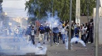 Redazione di Operai Contro, le menzogne della stampa dei padroni si scoprono. La Tunisia veniva presentata come una pacifica democrazia borghese. La Tunisia è un paese in mano ad un dittatore. I giovani si ribellano e non sono mai cessate le manifestazione di protesta. Per ottenere la possibilità di sopravvivere occorre la rivolta. E necessario seppellire il capitalismo Un lavoratore Tunisino Cronaca Manifestazioni e scontri si susseguono in molte località della Tunisia, da Kairouane a Tunisi. Decine i feriti. A Feriana è morto un poliziotto, ucciso a colpi di pietre mentre era bloccato nella sua auto. La situazione ricorda […]