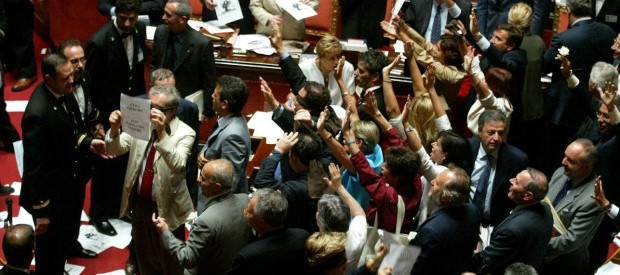 Redazione di Operai Contro, il gangster Renzi parla di grandi riforme, ma non ha mai affrontato il vitalizio dei papponi che siedono in parlamento. i papponi hanno già 20 mila euro al mese per fare leggi a favore dei padroni Poi beccano vitalizi da signoroni Operai, solo noi possiamo seppellire il Capitalismo Operai con la nostra dittatura manderemo i papponi del parlamento a lavorare senza nessun vitalizio Operai solo la nostra rivolta ci può salvare Un operaio di Torino Cronaca delle cazzate dal Fatto quotidiano Tra i più agguerriti c’è Matteo Richetti del Partito democratico. Che il vitalizio dei […]