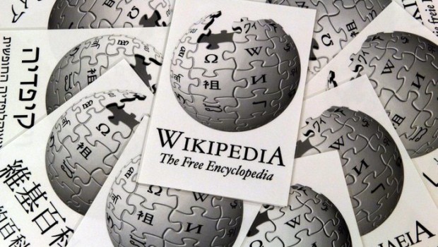 DA WIKIPEDIA Wikipedia è un’enciclopedia online, collaborativa e gratuita. Disponibile in oltre 280 lingue, affronta sia gli argomenti tipici delle enciclopedie tradizionali sia quelli presenti in almanacchi, dizionari geografici e pubblicazioni specialistiche. Wikipedia è liberamente modificabile: chiunque può contribuire alle voci esistenti o crearne di nuove. Ogni contenuto è pubblicato sotto licenza Creative Commons CC BY-SA e può pertanto essere copiato e riutilizzato adottando la medesima licenza. Wikipedia una rivoluzione del sapere relativamente giovane che in appena 15 anni è riuscita a mandare in pensione i pesanti tomi delle enciclopedie tradizionali. Spegne le candeline Wikipedia, lanciata il 15 gennaio 2001 […]