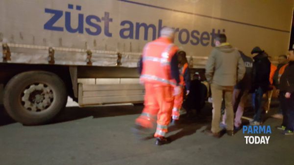 da Parmatoday Aggiornamento ore 19:00 – Dopo le cariche della mattinata del 28 gennaio i facchini sono tornati a bloccare i camion davanti all’ingresso del magazzino, in via Caduti delle Carzole. Sul posto uno schieramento di Carabinieri in assetto antisommossa: un facchino è stato colpito da una manganellata alla testa e si è posizionato sotto uno dei tir che era stato appena bloccato. L’ambulanza è giunta sul posto per soccorrere il ferito, trasportato per accertamenti all’Ospedale Di Vaio di Fidenza. CARICHE DELLA POLIZIA – Dopo alcune ore di blocco degli ingressi della Bormioli la Polizia in assetto antisommossa si […]