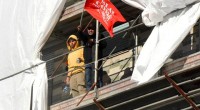 Caro Operai Contro, si sono arrampicati sulle impalcature del grattacielo Rinaldi in fase di ristrutturazione per protestare contro il governo dei negrieri. La protesta riassunta da L’Eco di Bergamo qui di seguito. Saluti da Palazzago. Sono i lavoratori del magazzino Kamila (Italtrans) di Brignano che movimentano le merci del supermercato Tigross del gruppo Agorà. Venerdì 5 febbraio avrebbero voluto vedere il prefetto per continuare il tavolo di lavoro teso a garantire i posti di lavoro, ma non è stato così. Ecco il perché della protesta, con tanto di striscione: «Prefetto vergogna». Sul posto Digos e carabinieri. Ecco il comunicato […]