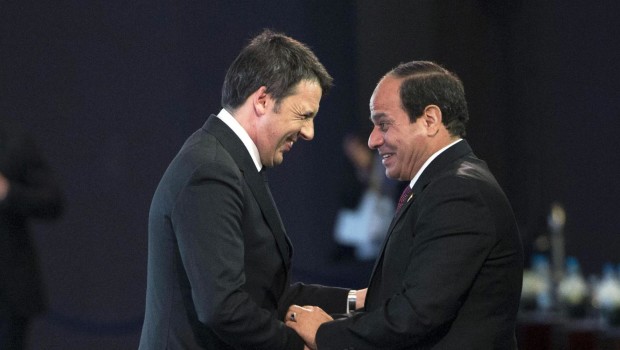 Redazione di Operai Contro, i torturatori e gli assassini sono sempre stati i migliori servi dei padroni. Giulio Regeni è stato assassinato dopo essere stato torturato da una squadra di poliziotti al servizio di Al Sisi. Al Sisi è al servizio dei padroni egiziani e italiani che sfruttano gli operai egiziani Renzi ha fatto da piazzista ai nuovi padroni italiani che sono andati ad investire in Egitto Le foto ritraggono Renzi e Al Sisi sorridenti Il piazzista dei padroni italiani ha fatto accordi anche con il dittatore di Bagdad e con gli altri dittatori dell’Africa. L’imperialismo è questo e […]