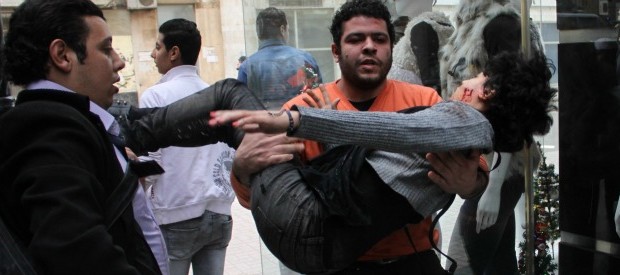 Redazione di operai Contro, L’agente di polizia Yassin Mohamed Hatem Salah Eddine era stato condannato a 15 anni di carcere perché il 24 gennaio 2015 aveva ucciso l’attivista Shaimaa El-Sabbagh durante una manifestazione pacifica al Cairo. A distanza di un anno, però, quella decisione dei giudici è stata annullata dalla Corte di Cassazione egiziana, che ha ordinato un nuovo processo presso un altro tribunale. Perchè stupirsi in Italia il capo della polizia e gli agenti che torturarono i manifestanti al G20 di genova quanta galera hanno fatto? Il poliziotto che uccise Carlo Giuliani quanta galera ha fatto? Un lettore dal fatto quotidiano […]