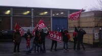 Redazione, dall’alba di lunedì 8 febbraio gli operai ADM di Camposanto (MO) e Castellarano (RE) scioperano contro il licenziamento in tronco, datato 2 febbraio e ricevuto per raccomandata postale venerdì 5 febbraio, di uno di loro. Motivo: certificato medico di malattia incompleto. L’assemblea operaia di sabato 6 febbraio, già convocata prima del fatto per preparare azioni contro il piano di 15-20 esuberi proposto dal padrone, non ha potuto fare altro che proclamare all’unanimità e con grande determinazione lo sciopero per il lunedì successivo. L’occasione è stata comunque proficua per rinsaldare l’unità operaia che già ad ottobre 2015 aveva lottato […]