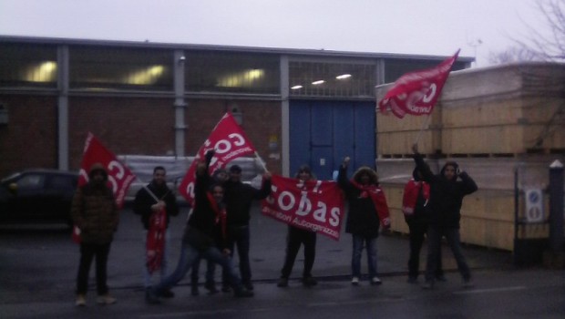 Redazione, dall’alba di lunedì 8 febbraio gli operai ADM di Camposanto (MO) e Castellarano (RE) scioperano contro il licenziamento in tronco, datato 2 febbraio e ricevuto per raccomandata postale venerdì 5 febbraio, di uno di loro. Motivo: certificato medico di malattia incompleto. L’assemblea operaia di sabato 6 febbraio, già convocata prima del fatto per preparare azioni contro il piano di 15-20 esuberi proposto dal padrone, non ha potuto fare altro che proclamare all’unanimità e con grande determinazione lo sciopero per il lunedì successivo. L’occasione è stata comunque proficua per rinsaldare l’unità operaia che già ad ottobre 2015 aveva lottato […]