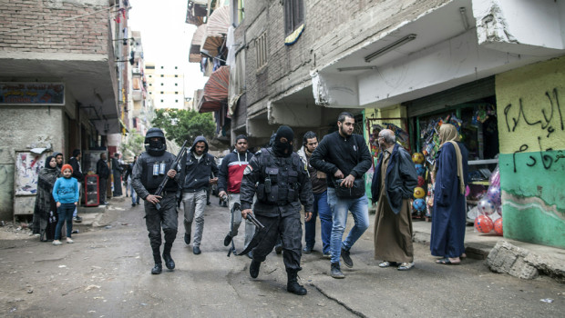 da www.internazionale.it Catherine Cornet, giornalista e ricercatrice Le ultime notizie certe sul dottorando italiano Giulio Regeni risalgono al 25 gennaio scorso, mentre prendeva la metropolitana per raggiungere un amico in centro, al Cairo. Il 3 febbraio, il suo corpo seminudo è stato ritrovato sul ciglio di una strada del quartiere di Giza, nella periferia del Cairo. Le dichiarazioni ufficiali sono state contraddittorie. Il magistrato Ahmed Nagi, che guida le indagini della procura del Cairo, ha dichiarato che il corpo era chiaramente stato torturato, con “bruciature di sigarette, tagli e contusioni”. Il generale Khaled Shalabi, alto ufficiale della polizia giudiziaria, […]