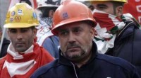 da rassegna.it Nuova manifestazione di protesta dei lavoratori dell’Alcoa di Portovesme (Sulcis Iglesiente) a Roma. Sono oltre 200 i lavoratori giunti nella capitale per manifestare oggi (martedì 16 febbraio) in piazza Montecitorio, per chiedere un incontro con la presidenza del Consiglio, in rappresentanza dei circa mille addetti di stabilimento e indotto. Operai e sindacati sperano in una soluzione definitiva della vertenza, in modo da riattivare lo stabilimento di alluminio primario ormai fermo da più di tre anni (precisamente dal 1 novembre 2012). Fiom Cgil, Fim Cisl, Uilm Uil e Cub vogliono sapere dal governo quali strumenti intende mettere in […]