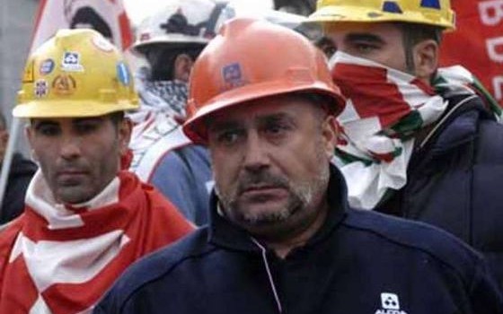 da rassegna.it Nuova manifestazione di protesta dei lavoratori dell’Alcoa di Portovesme (Sulcis Iglesiente) a Roma. Sono oltre 200 i lavoratori giunti nella capitale per manifestare oggi (martedì 16 febbraio) in piazza Montecitorio, per chiedere un incontro con la presidenza del Consiglio, in rappresentanza dei circa mille addetti di stabilimento e indotto. Operai e sindacati sperano in una soluzione definitiva della vertenza, in modo da riattivare lo stabilimento di alluminio primario ormai fermo da più di tre anni (precisamente dal 1 novembre 2012). Fiom Cgil, Fim Cisl, Uilm Uil e Cub vogliono sapere dal governo quali strumenti intende mettere in […]