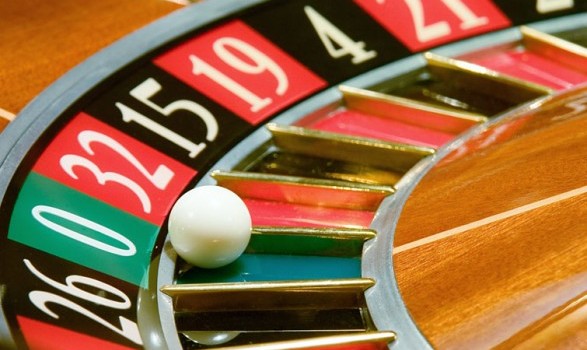 Redazione operai contro, I dati parlano chiaro, il gioco d’azzardo rende bene in Italia: 84,5 miliardi di euro di fatturato che corrisponde al 5% del prodotto nazionale lordo. Un vero boom di soldi e di profitti per i padroni delle agenzie di gioco e per le casse erariali dello Stato, dall’anno 2000 al 2014 un aumento del fatturato del 350 % quando il Pil procapite crollava del 7,5%. Miliardi di euro di profitti, fonte di guadagno senza fine per i titolari delle agenzie di scommesse, di sale gioco con slot machine e di ricevitorie del lotto ma sopratutto un […]