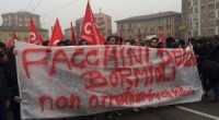 da http://clashcityworkers.org/ Alla Bormioli di Fidenza (PM) si sta consumando un vero e proprio scontro politico ormai. Facendola breve: come in tante altre aziende, alla Bormioli parte della manodopera è appaltata a delle finte cooperative. Al cambio appalto la nuova cooperativa voleva declassare i lavoratori al livello più basso e annullare le conquiste sindacali maturate negli anni. Alcuni lavoratori legati al Si Cobas hanno scioperato e per questo sono stati licenziati. A quest’ennesimo ricatto hanno risposto portando avanti blocchi e presidi per due mesi, sostenuti da colleghi di altre aziende sempre iscritti al Si Cobas e da militanti e […]
