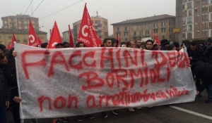 da http://clashcityworkers.org/ Alla Bormioli di Fidenza (PM) si sta consumando un vero e proprio scontro politico ormai. Facendola breve: come in tante altre aziende, alla Bormioli parte della manodopera è appaltata a delle finte cooperative. Al cambio appalto la nuova cooperativa voleva declassare i lavoratori al livello più basso e annullare le conquiste sindacali maturate negli anni. Alcuni lavoratori legati al Si Cobas hanno scioperato e per questo sono stati licenziati. A quest’ennesimo ricatto hanno risposto portando avanti blocchi e presidi per due mesi, sostenuti da colleghi di altre aziende sempre iscritti al Si Cobas e da militanti e […]
