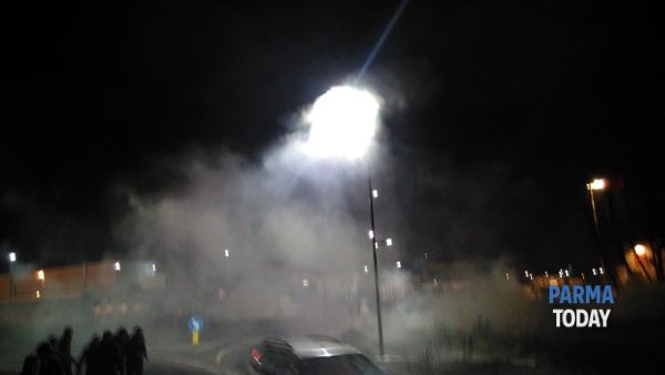 Redazione di Operai Contro, la violenza dei padroni contro i facchini da Parma Today Bormioli di Fidenza, cariche e lacrimogeni „ Magazzino della Bormioli a Fidenza. Dopo una giornata di blocco dei cancelli e dei camion da parte dei facchini del Si Cobas, che sono trornati a protestare dopo il corteo del 30 gennaio che ha portato a Parma circa 1.000 persone, la Polizia in antisommossa ha deciso di sbloccare il blocco ed e’ intervenuta dopo le ore 22 con cariche, manganellate e lacrimogeni, che sono stati lanciati dopo alcuni scontri che si sono verificati tra poliziotti e manifestanti. I […]