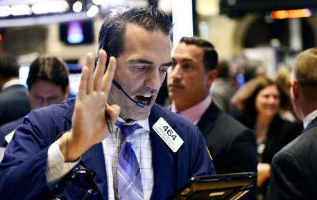 Redazione di Operai Contro, avevate ragione. Renzi e Padoan so no due imbroglioni al serviuzio dei padroni Un lettore Piazza Affari a picco con il Ftse Mib che perde il 4%. Dieci i titoli sospesi dal fronte delle banche popolari fino a Finmeccanica, Poste, Saipem e Unipolsai. Wall Street affonda. Il Dow Jones perde il 2,09% a 15.867,65 punti, il Nasdaq cede il 2,31% a 4.261,77 punti mentre lo S&P 500 lascia sul terreno il 2,05% a 1.841,05 punti. Petrolio ancora in sofferenza, possibile ritorno del tema ‘Grexit’, tensione sui titoli di Stato dei Paesi più esposti alla speculazione: […]