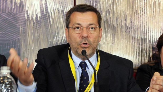 Redazione di Operai Contro, il sindaco di Brindisi era stato eletto nel 2012 con il Pd. Il Pd non deve preoccuparsi. La magistratura penserà ad assolverlò Un pugliese dalla Stampa La polizia ha arrestato il sindaco di Brindisi Cosimo Consales, un commercialista e un imprenditore con l’accusa, in concorso, di abuso d’ufficio, corruzione, concussione e truffa nell’ambito di un’indagine sulla gestione dei rifiuti. Nei confronti del primo cittadino e del commercialista sono stati disposti gli arresti domiciliari mentre per l’imprenditore il Gip ha emesso un’ordinanza di custodia cautelare in carcere. I tre sono accusati, in concorso, di abuso d’ufficio, […]