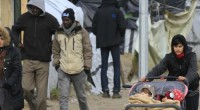 Redazione di Operai Contro,Lo stato dei padroni Francesi si prepara allo sgombero della parte sud della “giungla” di Calais, la più grande baraccopoli di migranti in EuropaIl problema dell’arrivo massiccio di immigrati a Calais, una base utilizzata per poter emigrare in Inghilterra, esiste dagli anni Novanta. Nel 2002 venne smantellato dall’allora ministro degli Interni Nicolas Sarkozy un centro di accoglienza della Croce Rossa e in seguito non si è più trovata una soluzione definitiva all’emergenza. Intanto nascevano aggregati di baracche e tende, in condizioni igieniche disastrose, periodicamente smantellati. La “giungla” attuale si è sviluppata nella primavera 2015, su una serie di […]