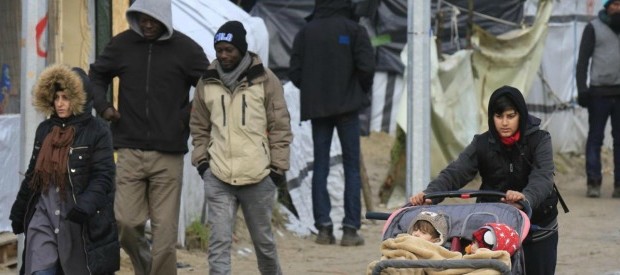 Redazione di Operai Contro,Lo stato dei padroni Francesi si prepara allo sgombero della parte sud della “giungla” di Calais, la più grande baraccopoli di migranti in EuropaIl problema dell’arrivo massiccio di immigrati a Calais, una base utilizzata per poter emigrare in Inghilterra, esiste dagli anni Novanta. Nel 2002 venne smantellato dall’allora ministro degli Interni Nicolas Sarkozy un centro di accoglienza della Croce Rossa e in seguito non si è più trovata una soluzione definitiva all’emergenza. Intanto nascevano aggregati di baracche e tende, in condizioni igieniche disastrose, periodicamente smantellati. La “giungla” attuale si è sviluppata nella primavera 2015, su una serie di […]