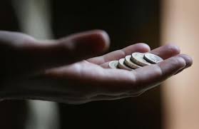 da cobaspisa.it Postato il 11 febbraio 2016 | in Lavoro Privato, Sindacalismo | da admin Spiegare ai compagni della Whirpool cosa significhi deflazione salariale è in un certo senso imbarazzante. Suppongo che loro sappiano benissimo cosa significhi per averla provata sulla propria pelle. Il padrone glielo avrà spiegato mille e una volta: in tanti altri paesi i salari sono molto, ma molto più bassi che in Italia. Allora che fate? O i vostri salari diminuiscono, oppure decentriamo la produzione (oppure chiudiamo e basta). E’ la globalizzazione bellezza, e se a decidere è una multinazionale è ancor peggio perché il […]