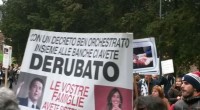 Redazione di Operai Contro, i derubati dalle banche,  con la complicità del gangster Renzi e Padoan, continuano a protestare Il gangster Renzi va dicendo che saranno rimborsati, ma non è vero I derubati hanno protestato direttamente davanti alla casa della famiglia del ministro Maria Elena Boschi a Laterina (Arezzo), il cui padre Pierluigi è stato l’ultimo vicepresidente di Banca Etruria, Esposti cartelli e striscioni contro il decreto e richieste dei soldi rubati, nonché altre scritte contro il ministro Boschi, il premier Renzi e il Governo. La protesta è stata rumorosa, con fischietti e tamburi, ed è stata attuata presso […]