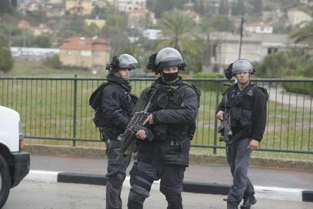 Redazione di Operai Contro, i soldati dei padroni hanno ucciso un giovane palestinese di 17 anni nel villaggio cisgiordano di Salit (Tulkarem) I padroni israeliani continuano la strage dei palestinesi Il mondo dei padroni occidentali e Russi e i loro leccaculo dei giornali e delle TV non fingono neanche di indignarsi I padroni occidentali e Russi sono dalla parte dei padroni israeliani Solo noi operai siamo dalla parte dei palestinesi Un operaio  