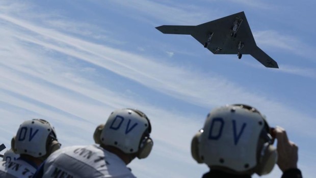 Spettabile Redazione, mentre il governo Renzi – come diversivo gioca in Parlamento con le unioni civili – sull’altro fronte senza il clamore di telecamere e sceneggiate, concede la base di Sigonella ai droni Usa per le missioni in Libia ed in Nord Africa. Come sempre la scusa è quella di combattere il terrorismo, ma l’intervento armato dell’Italia nella guerra in corso è sempre più diretto. Vi mando l’articolo de La Stampa. Saluti da Grugliasco.   La rivelazione del Wall Street Journal. L’Italia ha dato il via libera alla partenza di droni armati statunitensi dalla base di Sigonella, in Sicilia. […]