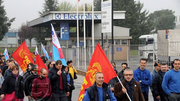 Electrolux Forlì, Rsu all’azienda: “Reintegrare subito l’operaio con limitazioni sospeso venerdì” PIAGGIO – sciopero di 1 ora contro la discriminazione della messa in solidarietà dei lavoratori con problemi di salute Comunicato sull’incontro alla Dna indotto Piaggio Electrolux Forlì, Rsu all’azienda: “Reintegrare subito l’operaio con limitazioni sospeso venerdì”Posted: 05 Feb 2016 10:03 AM PST “Atto abominevole, vergognoso, discriminatorio, intimidatorio” per la rappresentanza sindacale, che chiede un incontro immediato con la direzione per il reintegro del dipendente che deve lavorare parzialmente da seduto Reintegrare immediatamente il lavoratore con certificati limitatori (ha un obbligo di lavoro parziale da seduto) che è stato sospeso venerdì […]