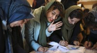 Redazione di Operai Contro, Subito dopo la chiusura dei seggi, alla mezzanotte scorsa ora locale, è cominciato in Iran lo scrutinio dei voti per il nuovo Parlamento (Majlis) e per la nuova Assemblea degli Esperti, organismo che dovrà nominare la prossima Guida Suprema, in caso di morte di Khamenei. Sono oltre 33 milioni, ovvero il 60% su 55 milioni di elettori potenziali, coloro che che hanno votato ieri nelle elezioni per il nuovo Parlamento iraniano e la nuova Assemblea degli Esperti, organismo giuridico-religioso che nomirà la prossima Guida Suprema. Il presidente iraniano Hassan Rohani si aspettava un’affluenza “epocale”, ma […]