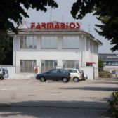 Redazione, “Rilancio aziendale” con nuovi prodotti e “tempi rapidi” per la conversione produttiva. Il tutto pagato da due anni di cassa integrazione straordinaria per 89 operai, velocemente sottoscritto dai soliti sindacati (la notizia era nell’aria già da qualche mese, serviva solo la firma dopo finte trattative) Con la quantità di denaro tolto agli operai, la fabbrica farmaceutica la possono lasciare in mano a loro… P.S.: la nonna materna sempre ringrazia il krukko-padrone per le svariate masse anomale che ne compromettono salute e serenità, dopo pulridecennale, onorato servizio. Giù le mani dalla Lomellina Operaia. UPERARI URGANISA’ IN TRA LUUR, FORA […]