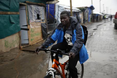 Redazione di Operai Contro, Il capo del governo dei padroni francesi, Hollande, ha deciso di radere al suolo con ruspe e bulldozer la più grande bidonville di Francia. Gli emigranti sono costretti a vivere nella “Giungla”. Hollande li sterminerebbe senza pieta, ma teme la reazione dei lavoratori francesi Un lettore Cronaca Ansa E’ il giorno di Calais. Alle venti di oggi scade l’ultimatum della prefettura per l’evacuazione dei migranti dalla parte sud della più grande bidonville di Francia, la cosiddetta ‘Giungla’, prima dell’arrivo domani delle ruspe e dei bulldozer. Il ministro dell’Interno assicura che a tutti verrà proposta un’alternativa […]