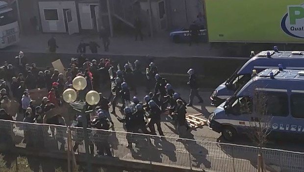 Dopo le iniziative in tutto il Nord-est nei supermercati Prix, a partire da ieri sera lavoratori, attivisti di Adl Cobas e solidali hanno ripreso le attività di blocco dei magazzini di Grisignano, contro il licenziamento di 70 operai, impiegati nel settore della logistica, avvenuto nelle scorse settimane. Alle prime ore dell’alba centinaia di persone hanno raggiunto l’ingresso principale del magazzino, per portare solidarietà e per unirsi a chi da giorni sta praticando forme di resistenza quotidiana contro l’arroganza dei signori della grande distribuzione e contro le attuali politiche del lavoro portate avanti dal governo Renzi. Grazie al Job’s Act, infatti, è diventato […]