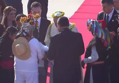 Redazione di Operai Contro, viviamo nel periodo dei piazzisti. E’ difficile vendere le merci e i padroni sono impegnati a trovare i migliori piazzisti. Francesco Dopo aver stretto le mani del dittatore messicano, Francesco ha detto: ” chiedo “perdono” ai popoli indigeni per le “sistematiche” incomprensioni ed esclusioni subite e per le spoliazioni delle loro terre. “Che tristezza! Quanto farebbe bene a tutti noi fare un esame di coscienza e imparare a dire: perdono!”, ha affermato nella messa con le comunità indigene a San Cristobal de Las Casas, nel Chiapas (Messico). “Il mondo di oggi, spogliato dalla cultura dello […]