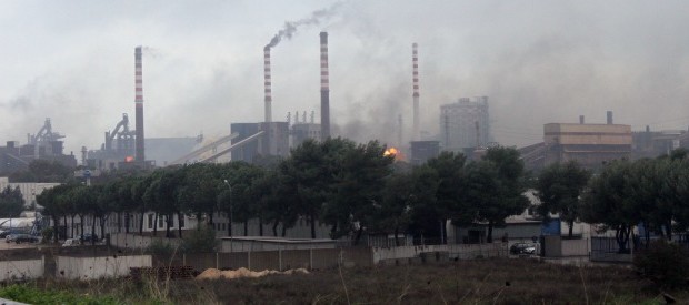 da http://www.liberiepensanti.it/ Abbiamo ricevuto in forma anonima delle fotografie che ritraggono pezzi di AMIANTO rinvenuti in un reparto nello stabilimento ILVA di taranto . SI tratta del reparto tubificio Erw ,dove i lavoratori sono rientrati da poco dopo la  rimozione e sostituzione del tetto. Nel maggio 2014, a seguito della sentenza del Tribunale di Taranto, l’ex commissario governativo dell’Ilva, dott. Enrico Bondi, incontrava le segreterie nazionali di Fim, Fiom e Uilm per sottoporre loro il piano industriale dell’azienda. Come si evince dal comunicato stampa diramato dalla Fim Cisl, in Ilva sono previsti “1300 interventi su amianto” da realizzarsi entro il 2016. Da un […]