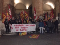 Redazione,  Il 16 novembre scorso IPAB di Vicenza ha revocato alla coop Bramasole l’appalto del San Camillo e ha deciso di affidare la gestione dello stesso alla sua partecipata Ipark. Delle 64 lavoratrici che lavoravano da 10 anni al San Camillo, Ipark ha deciso di riassumerne solo 32 con contratti a tempo determinato e tramite agenzie interinali. All’interno del San Camillo lavoravano 13 operatrici nere. Nessuna di queste e’ stata ripresa. Insieme a loro sono state lasciate a casa le lavoratrici più attive nel denunciare le carenze organizzative, i turni con poco personale, la frammentazione degli orari, la mancanza […]
