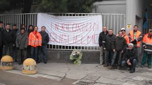 Operai dell’Italcementi, sono già passate 2 settimane da quando il nuovo padrone ha chiesto 5 settimane di cassa integrazione a zero ore, per il fermo del forno di Calusco. Il sindacato non ha mosso un dito, e domani andrà a nome vostro col cappello in mano, all’incontro col Ministero a Roma. Senza iniziative di lotta e mobilitazioni, i tavoli sanciscono la volontà dei padroni. L’unica mossa che ha fatto il sindacato è stata – in attesa dell’incontro di Roma – richiedere un incontro (col cappello in mano) a livello provinciale in Confindustria a Bergamo. Come sempre questo sindacalismo si […]