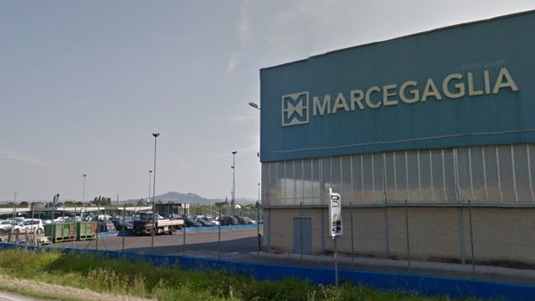 Un’ora di sciopero alla Marcegaglia dopo l’infortunio di martedì scorso al giovane operaio di 24 anni. I sindacati hanno chiesto “con urgenza un incontro con la direzione aziendale in cui affrontare queste problematiche che continuano a mettere a rischio l’incolumità dei lavoratori  e per cercare e programmare soluzioni condivise adeguate e sicure per chi opera sugli impianti”. Fim, Fiom e Uil sottolineano come quanto accaduto al 24enne “è solo l’ultimo di una serie che purtroppo si stanno verificando con sempre più preoccupante frequenza nello stabilimento di Forlì. Questo impone l’urgenza di agire e intervenire per evitare il ripetersi di situazioni […]