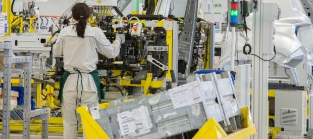 DA today.it del 18 febbraio 2015 “A Melfi nessuno è più happy” „Vi ricordate il video girato alla Fiat-Sata S.Nicola di Melfi? C’erano gli operai felici dentro lo stabilimento che cantavano e ballavano una hit del momento “Happy” (felice ndr). GUARDA IL VIDEO DEGLI OPERAI FIAT CHE BALLANO “HAPPY” Oggi però sembra proprio che nessuno si senta più “happy” e quelle immagini sanno di operazione di marketing. Gli operai hanno infatti denunciato a Basilicata24 i ritmi serrati a cui sono costretti a lavorare: “Come un treno ad alta velocità che non conosce fermate”. Il paragone è azzeccato visto che […]