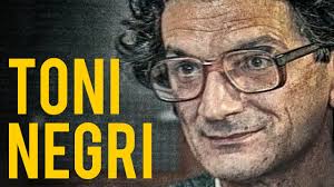 Redazione, qualcuno anni fa cantava della “crisi di valori”. Ebbene, ogni ricetta sembra diventare utile, fuorchè la seria ripresa dello studio operaio del materialismo scientifico dei maestri Marx, Engels e Lenin. La sciorciatoia facile, ora come allora, passa dai profeti del “sessantotto”. Così accade che nel 2016 all’alba del nuovo conflitto mondiale e nel pieno della crisi sistemica di sovrapproduzione scatti di nuovo la ridicola trappola del postmodernismo. Con Tronti ormai fuori gioco per essere confluito nel PD al Senato ed avere votato a favore del Jobs Act, qualche allocco ci riprova con Toni Negri, sbattendo di nuovo in […]