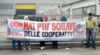 dal corriere MONSELICE «Una vicenda iniziata male e gestita peggio: non credo che ci siano più spazi per una mediazione». Parola di Romeo Barutta di Filt Cgil, proprio mentre è in corso lo «sgombero» delle 26 ex-lavoratrici della cooperativa Libera, che occupano la Nek da circa un mese. Sono intervenute le forze dell’ordine. «A quanto se ne sa – continua Barutta – le ex lavoratrici volevano evitare lo svuotamento dell’azienda. Soprattutto nel piazzale, c’erano balle di materiale lavorato. Insomma, si sono barricate sopra cataste di plastica». La Nek infatti si occupa di trattamento e di gestione rifiuti. «Ma è […]