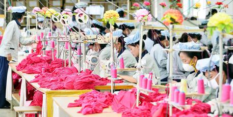 Redazione di Operai Contro i padroni  della Corea del Sud sono sempre ai ferri corti con quelli della Corea del Nord. Insieme sfuttavano gli operai. I padroni della Corea del Sud rispondono, al lancio di un missile della Corea del Nord, chiudendo le fabbriche sul confine. Gli operai non hanno patria, il loro nemico è il padrone, non importa il colore politico. Morte ai padroni Un operaio Cronaca ANSA SEUL – La Corea del Sud sospenderà le attività del parco industriale di Kaesong gestito insieme alla Corea del Nord in risposta al recente lancio da parte di quest’ultima di […]