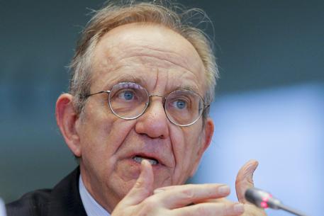 Redazione di Operai Contro, L’imbroglione Padoan dichiara che Il governo non prevede “nessun intervento sulle pensioni di reversibilità”: In particolare l’imbroglione Padoan ha ricordato che “la proposta di legge delega del governo lascia intatti tutti i trattamenti in essere” sottolineando che “per il futuro non è allo studio nessun intervento sulle pensioni di reversibilità. Tutto quello che la delega si propone è il superamento di sovrapposizioni e posizioni anomale”. Praticamente questo imbroglione dichiara che il governo metterà in atto misure per eliminare e ridurre le pensioni di reversibilità. Padoan e Renzi ci volete imbrogliare ancora Un pensionato  