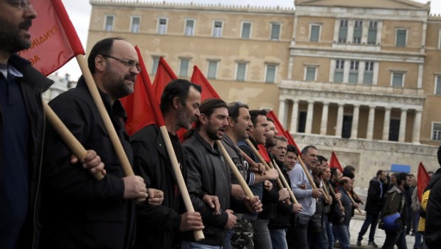 Redazione di operai Contro I lavoratori greci incrociano le braccia per 24 ore per protestare contro la riforma delle pensioni. Lo sciopero generale sta bloccando treni e traghetti e ha lasciato a terra dozzine di voli. Gli ospedali funzioneranno solo per gli interventi di emergenza, i benzinai sono chiusi. Partecipano allo sciopero anche avvocati, tassisti, guidatori di tir e agricoltori, mentre ieri hanno scioperato i giornalisti. Il governo Tsipras vuole anche accorpare i fondi pensione e aumentare i contributi previdenziali. Si tratta del terzo sciopero generale indetto sotto il governo Tsipras e l’attesa è per un’adesione superiore rispetto a […]
