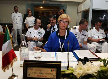 Redazione di Operai Contro, avete ragione noi operai non abbiamo nessun vantaggio dalle conquiste dell’imperialismo dei padroni italiani Gli operai della libia sono nostri fratelli e non lasceremo che i mercenari dei padroni italiani li massacrino Gli unici a trarre vantaggio dalle conquiste dei padroni italiani sono: i padroni, i loro compari politici, i sindacalisti della CGIL-CISL-UIL  “La Libia può essere stabilizzata solo con l’intervento delle forze locali. Un intervento militare di occupazione del paese sarebbe impensabile”. Lo ha detto il ministro della Difesa, Roberta Pinotti. Intanto forze Francesi e USA bombardano i libici e mettono in campo i […]